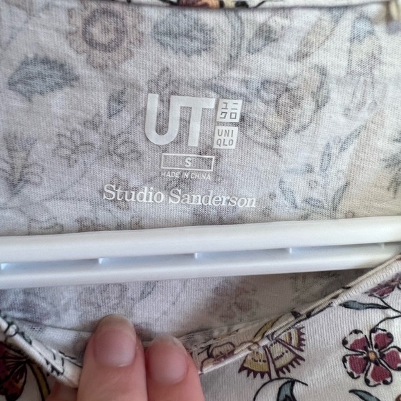 4/$10 floral top - Picture 2 of 3